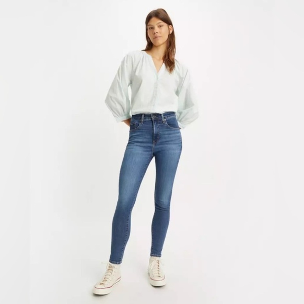 Levi’s | Women’s medium blue Premium 721 High Rise Skinny Jeans, size 29